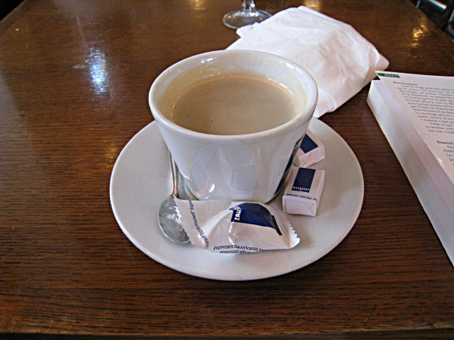 Je bois un café
