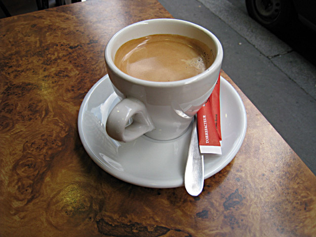 Je bois un café