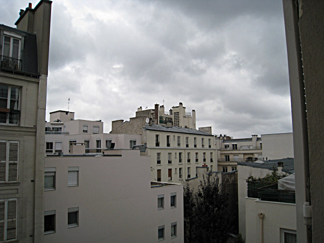 Je regarde par la fenêtre