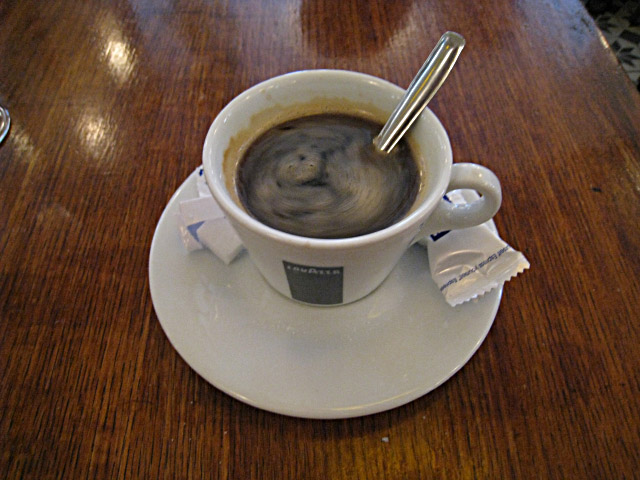 Je bois un café
