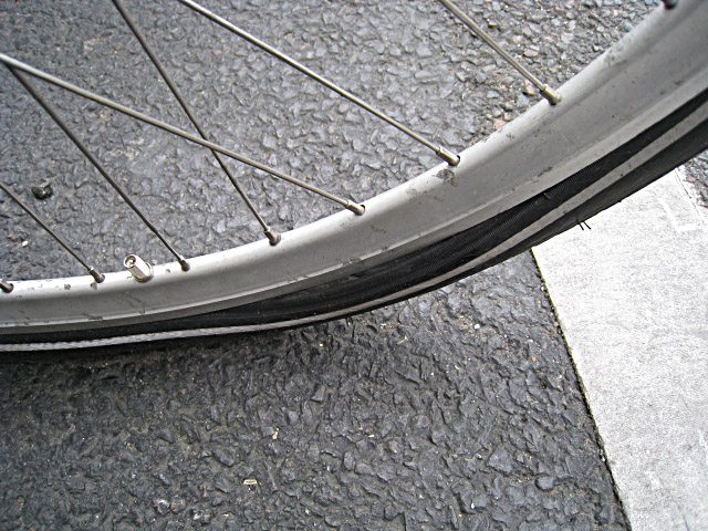 Je réalise que mon vélo a un problème. Je le gare