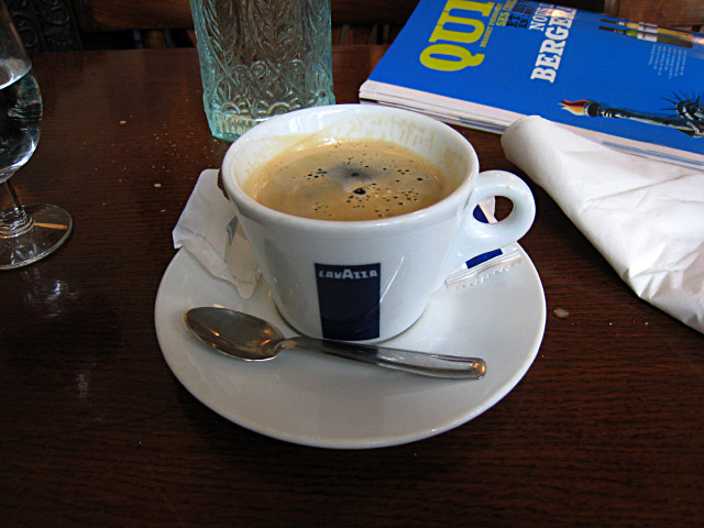 Je bois un café