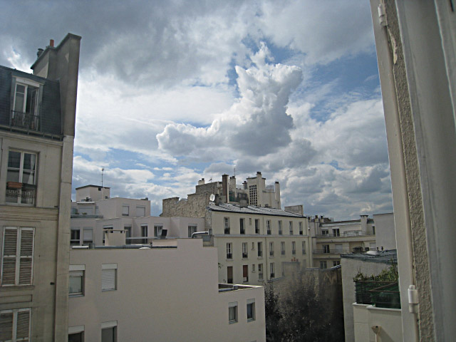 Je regarde par la fenêtre