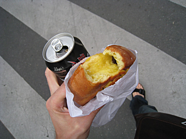 J'achète un pain aux raisins et un coca