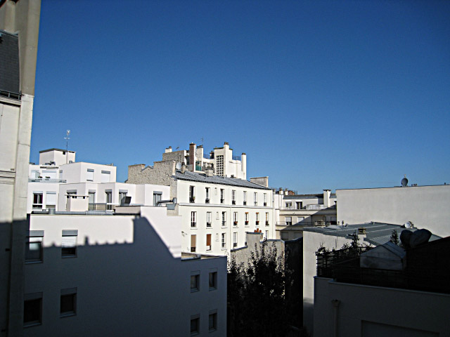 Je regarde par la fenêtre