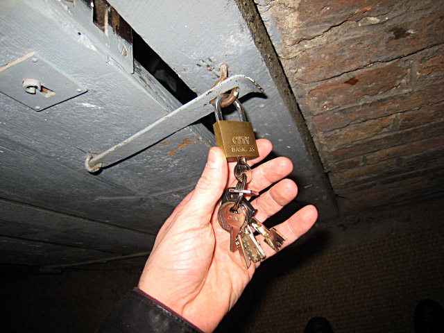 J'ouvre la porte de ma cave