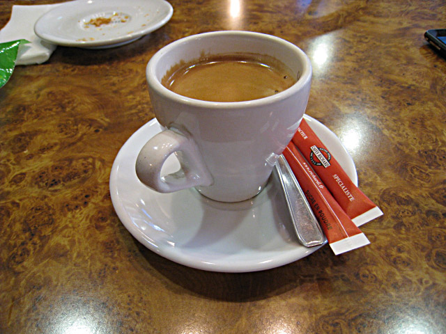 Je bois un café
