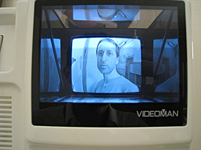 Il me montre son interphone vidéo