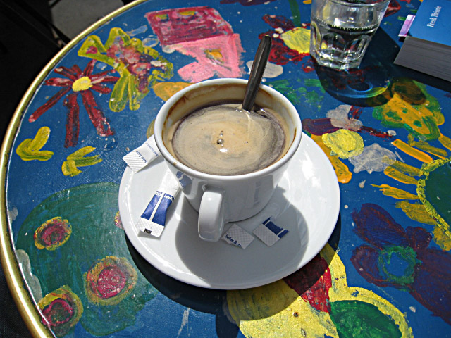Je bois un café