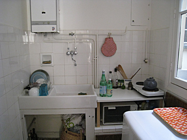 Je passe chez moi. Je fais un peu de ménage