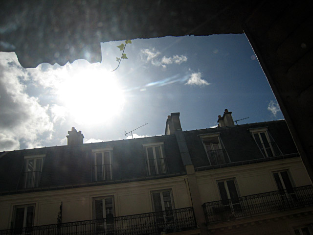 Je regarde à la fenêtre