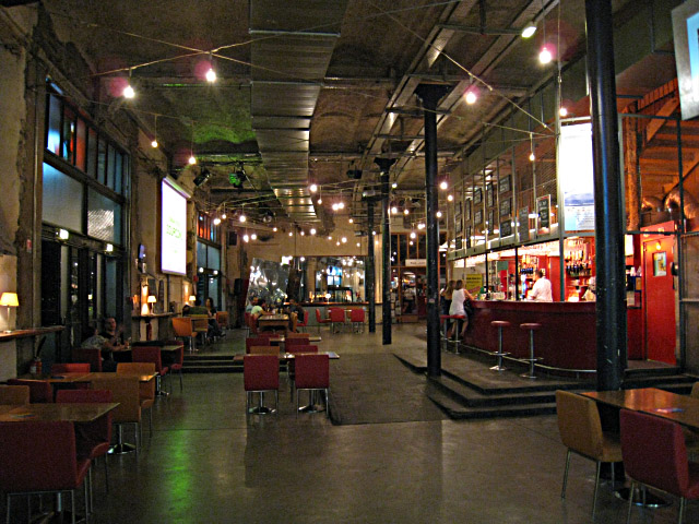L'interieur du bar du Lieu Unique