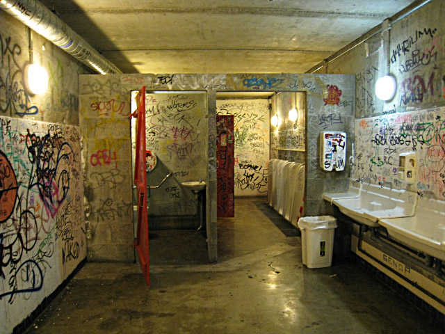 Je vais aux toilettes