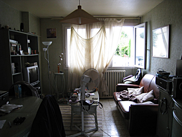 Je retourne à l'intérieur de la maison