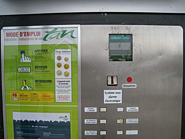 J'achète un ticket au distributeur