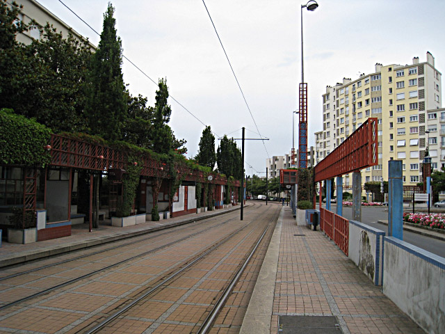 Nous arrivons à la station de tramway