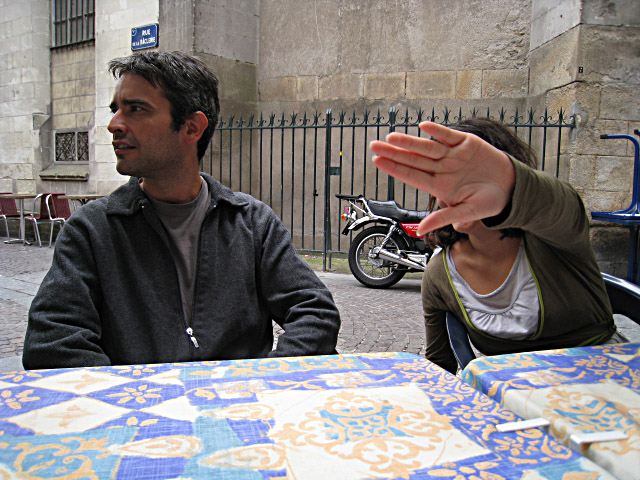 Nous nous installons à la terrasse d'une crêperie