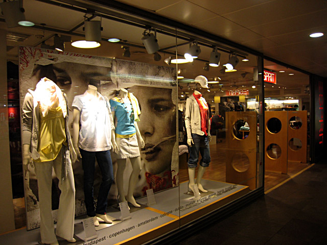 Nous allons dans une autre boutique