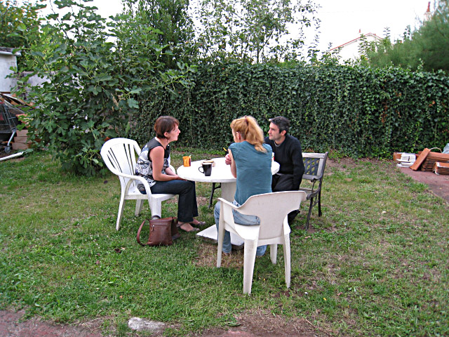 Nous nous installons dans le jardin