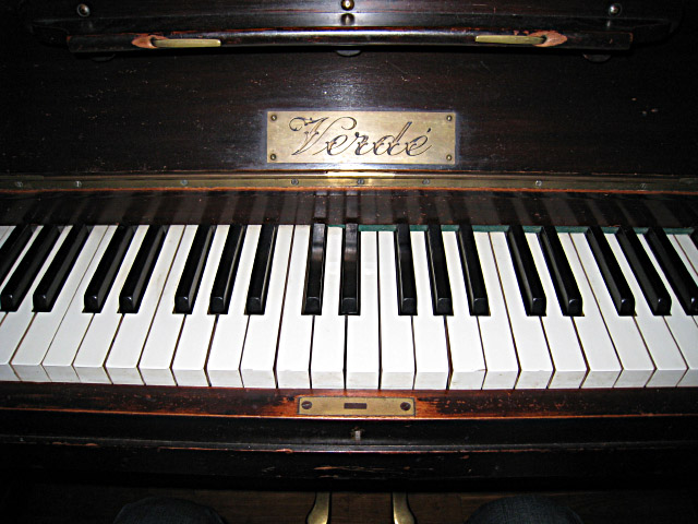 Je joue un peu de piano