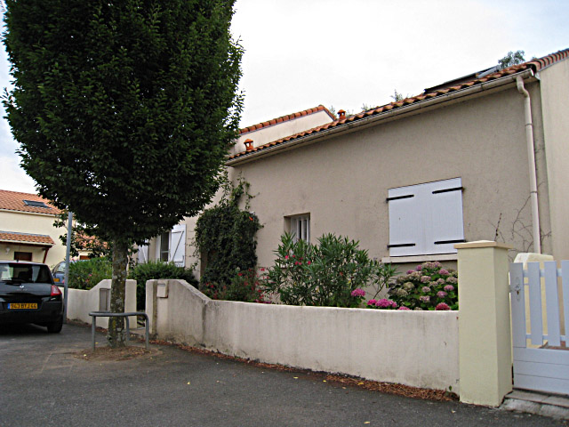 Nous passons devant la maison de notre enfance
