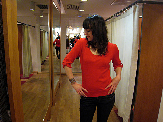 Marjolaine essaye des vêtements