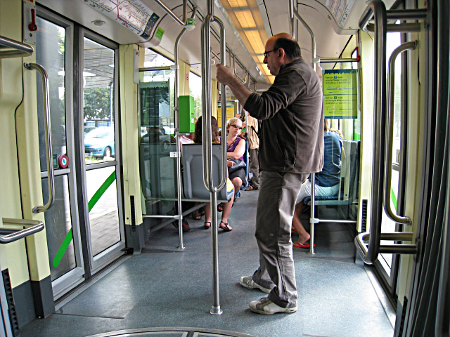 Nous montons dans un tramway