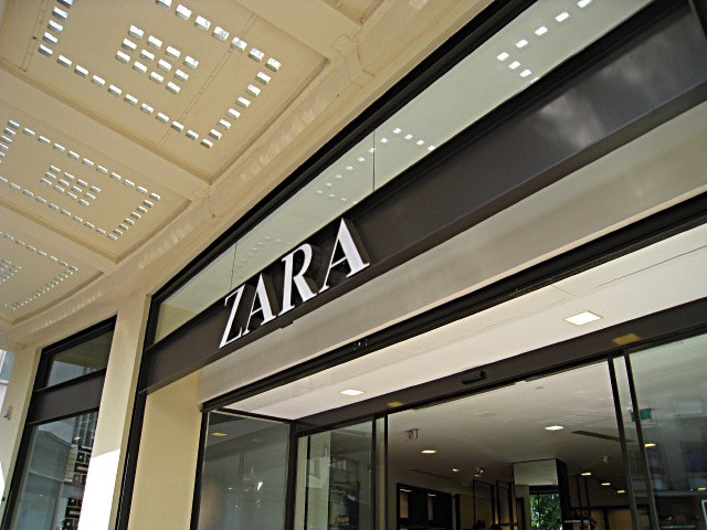Nous allons chez Zara trouver des chemises pour Jean