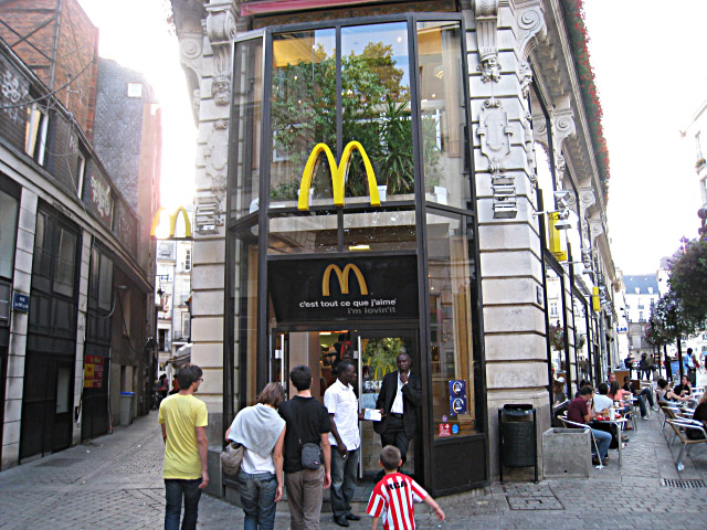 Nous allons manger au Mac Donalds