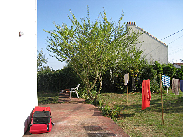 Je vais dans le jardin