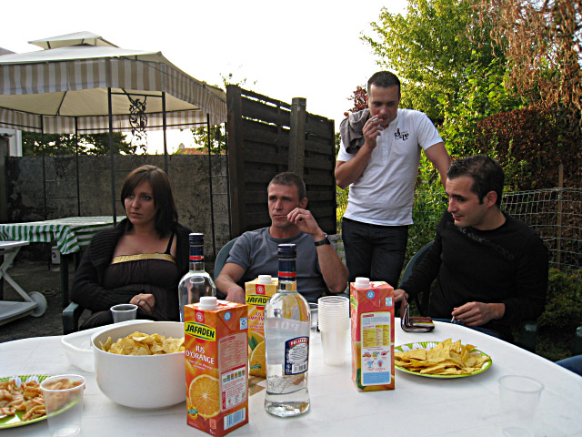 Nous nous mettons à table