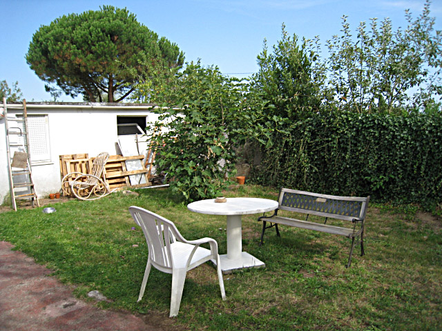 Je vais dans le jardin