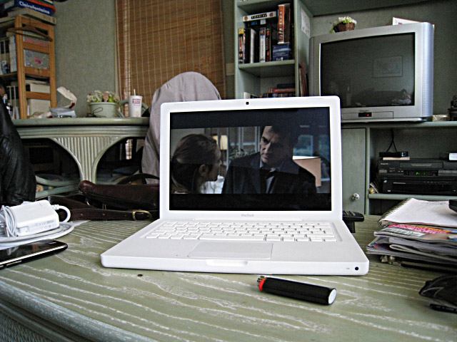 Je continue de regarder un film sur le portable de Thierry