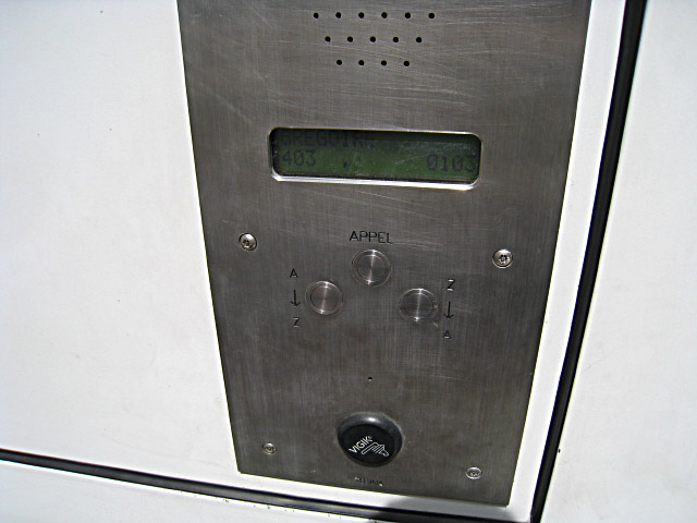Je sonne à l'interphone