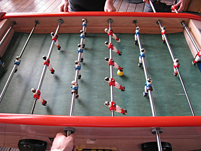 Nous jouons au baby foot