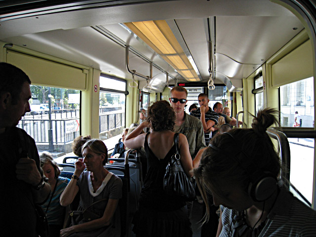 Nous montons dans un tramway