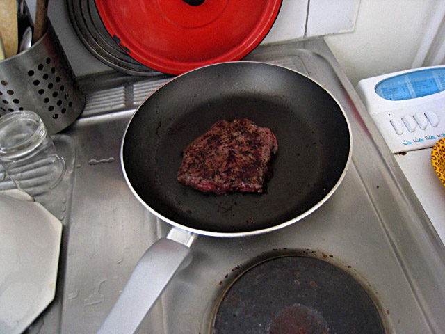 Je fais cuire de la viande