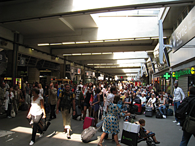 Le hall bondé de la gare Montparnasse