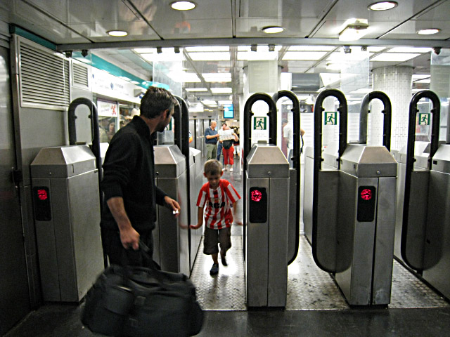 Swen passe les portillons automatiques