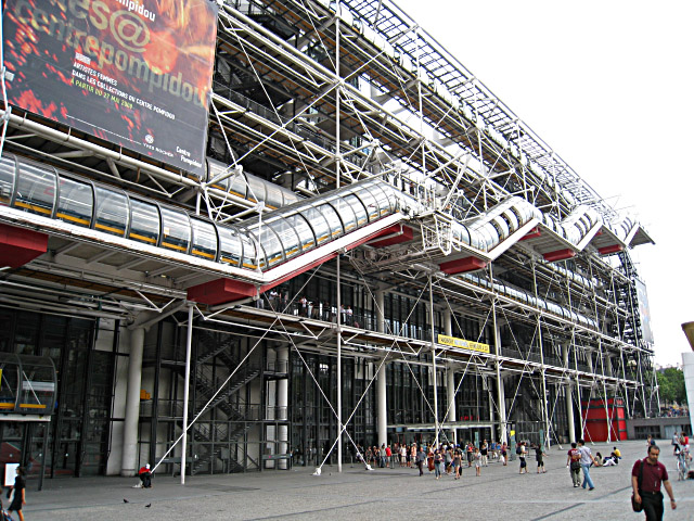 Nous passons devant Beaubourg