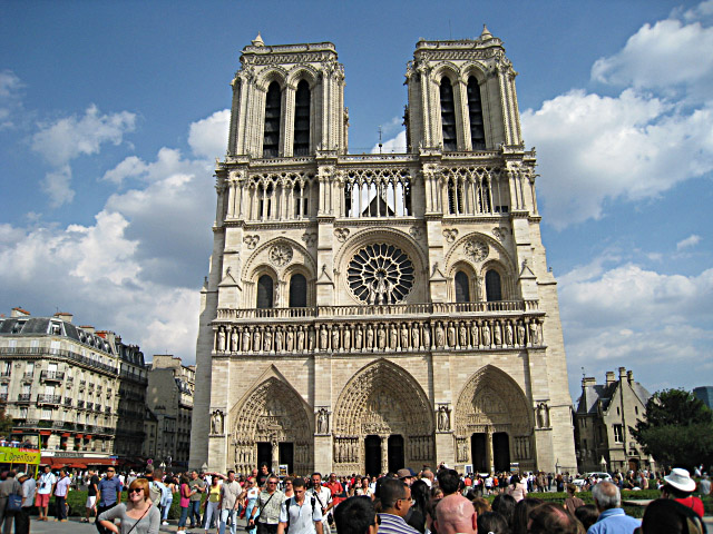 Nous allons à Notre Dame. Nous faisons la queue