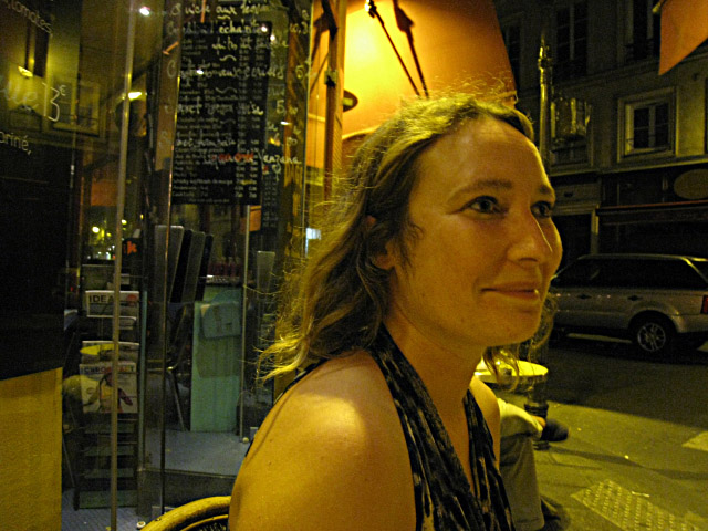 Julia est une copine parisienne d'Emmanuelle