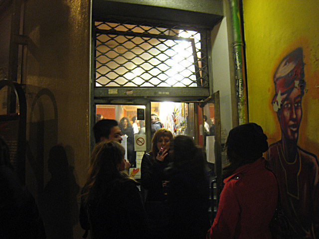 Nous entrons