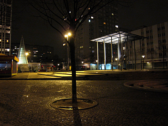 Place des fêtes. Nous rentrons dormir chez Marjolaine