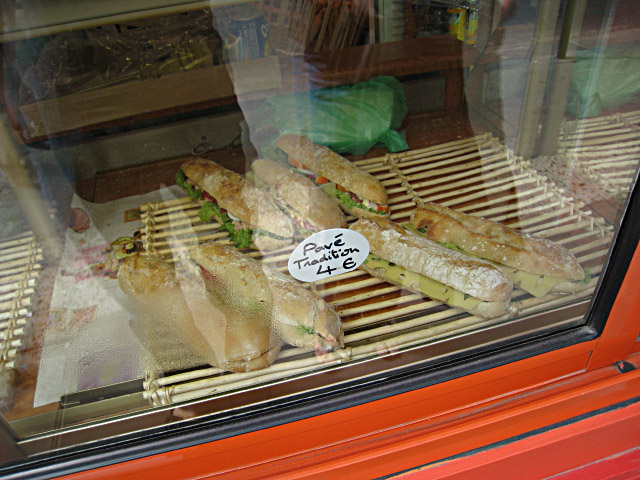 Nous allons à une boulangerie acheter des sandwichs