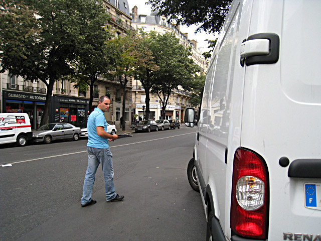 Le loueur inspecte le véhicule