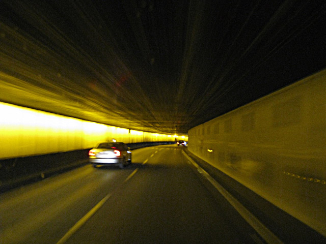 Nous empruntons un tunnel
