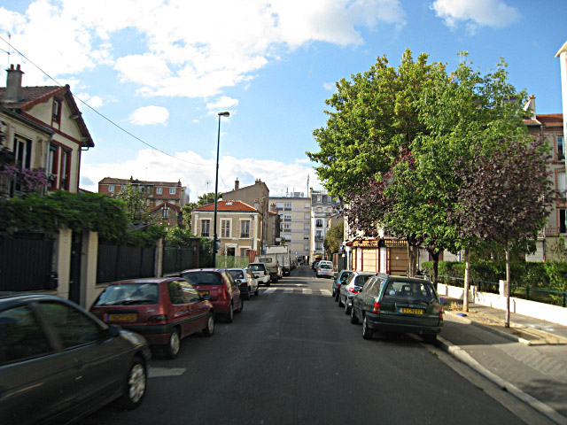 Nous arrivons dans un quartier pavillonnaire