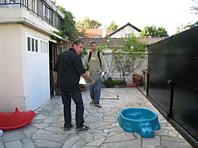 Edouard et le vendeur transportent la plaque de verre