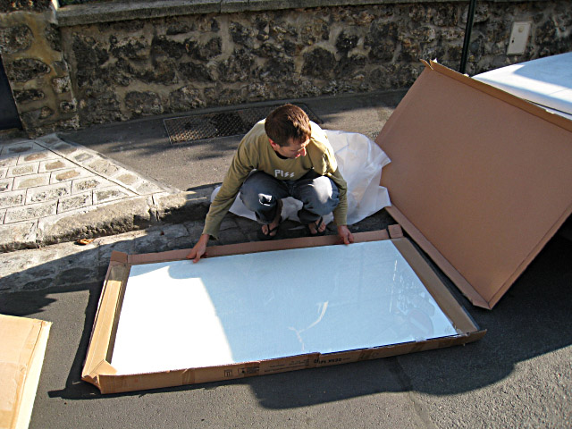 Edouard emballe soigneusement la plaque de verre